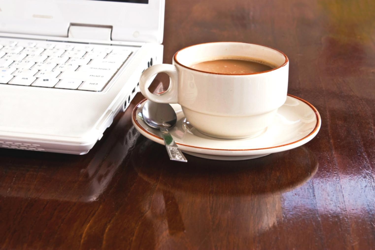 Людина працює над навчальним проєктом